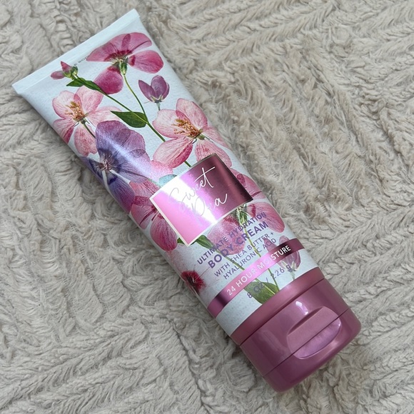 Sweet Pea Ultimate Hydration Body Cream 8oz, Bath & Body Works, New unopened - Picture 4 of 16